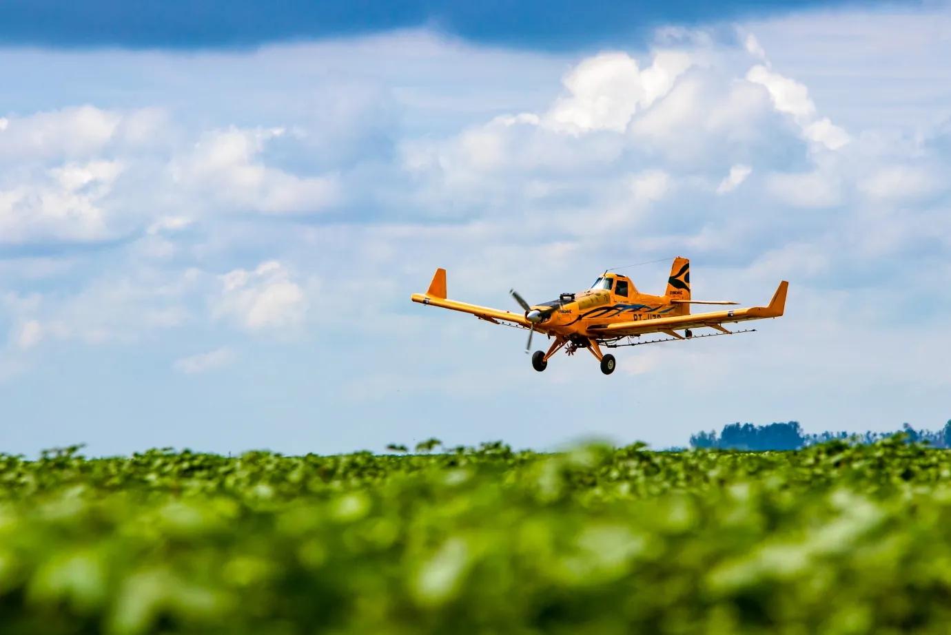 Aeronave agrícola em operação sobre uma lavoura