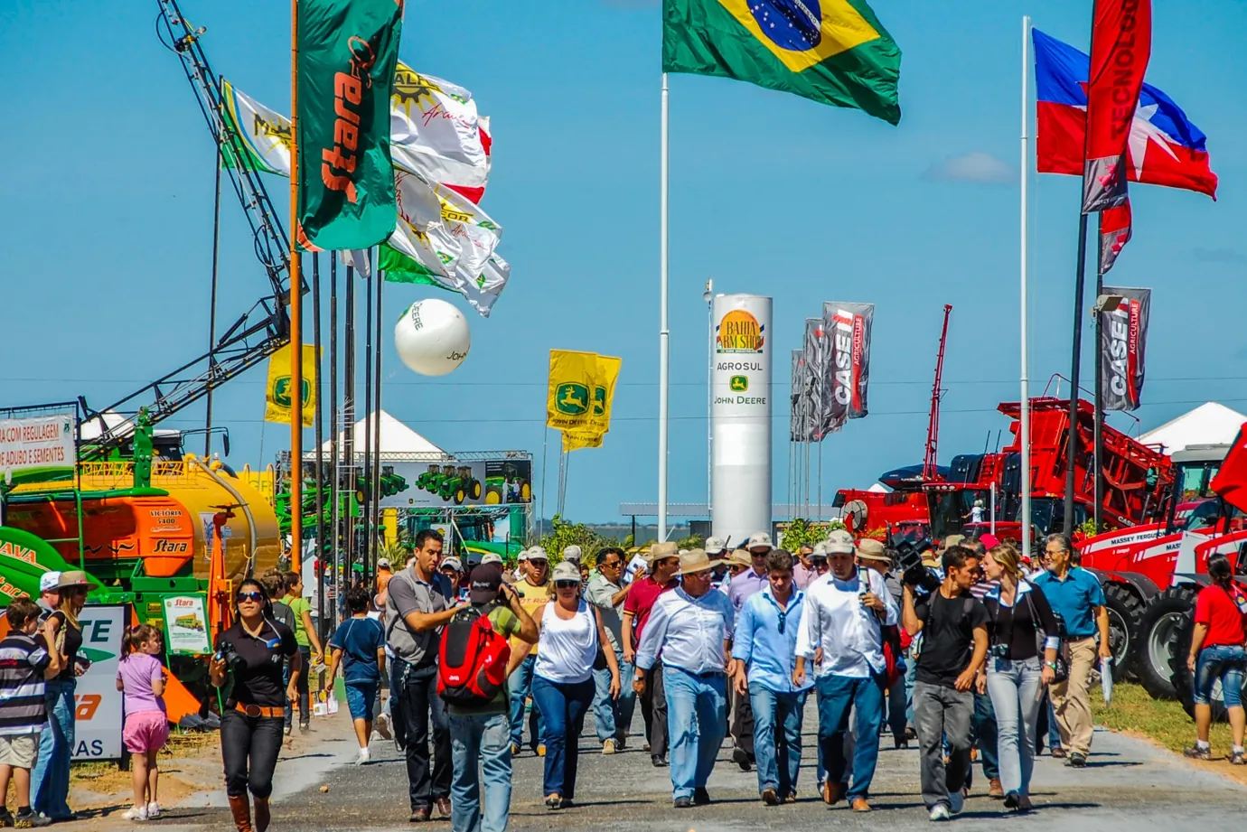 Movimentação de visitantes e máquinas na Bahia Farm Show