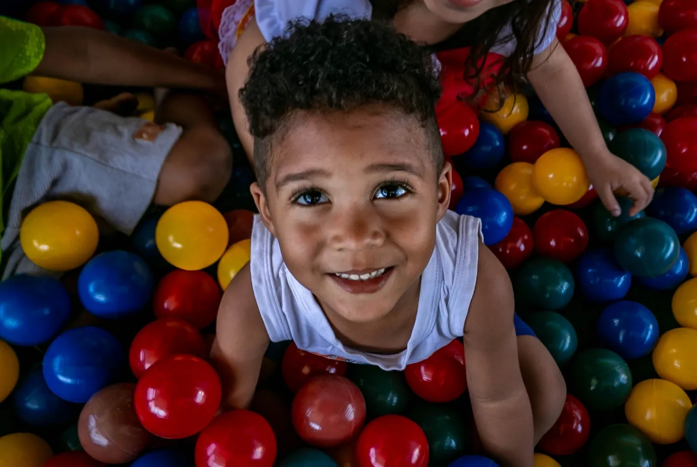 Criança participante de projeto social apoiado pela AIBA