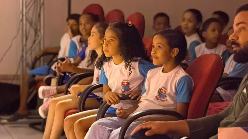 Crianças acompanham uma apresentação teatral apoiada pelo FUNDESIS em São Desidério.