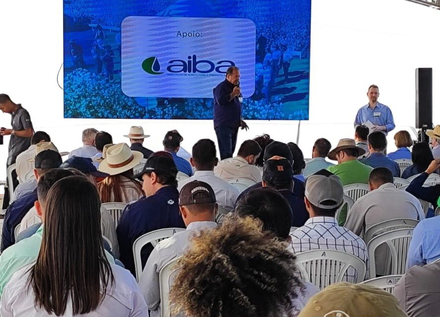 Aiba prestigia visita técnica de cultivares de algodão