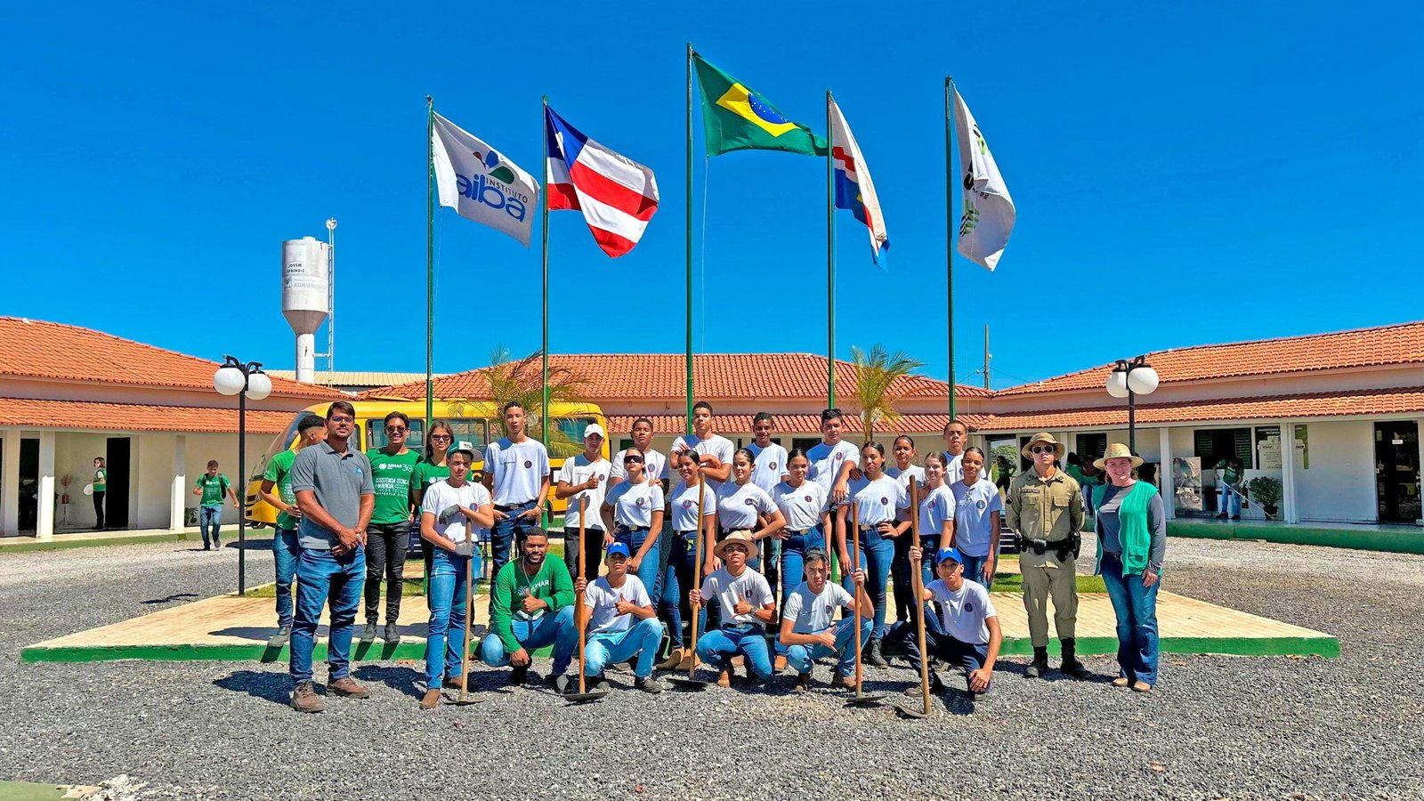 Cursistas do Programa Jovem Aprendiz apresentam Fazenda Modelo para estudantes