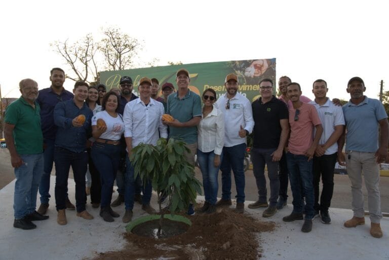 Em Riachão das Neves, Aiba e Prefeitura plantam mudas de cacau em locais estratégicos da cidade