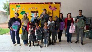 Em parceria com a Campanha ‘Volta às Aulas Solidária’ da TV Oeste, Aiba entrega kits de material escolar  