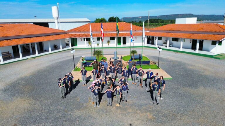 Grupo de Escoteiros Raízes do Agro aprendem colocando a mão na terra durante atividade na Fazenda Modelo em Barreiras